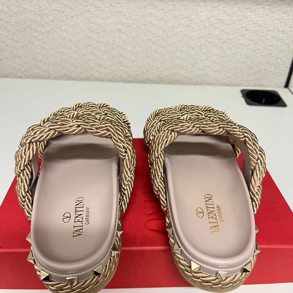 VALENTINO GARAVANI
Braided Espadrille Rockstud Slide Sandals - Picture 6 of 10